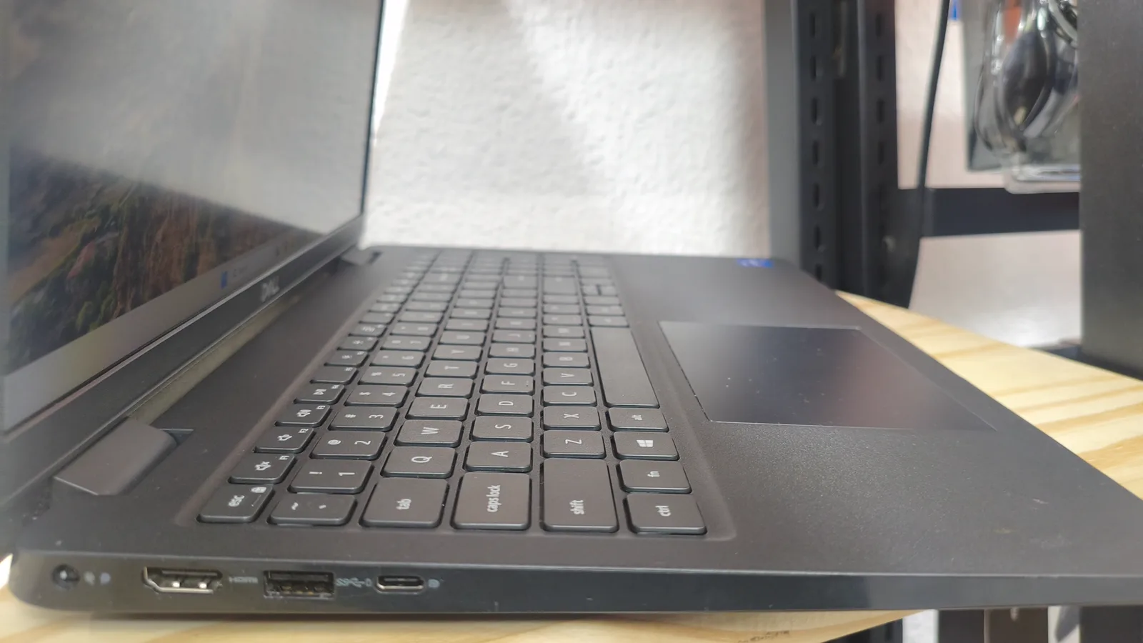 Dell Latitude 3520 — puertos