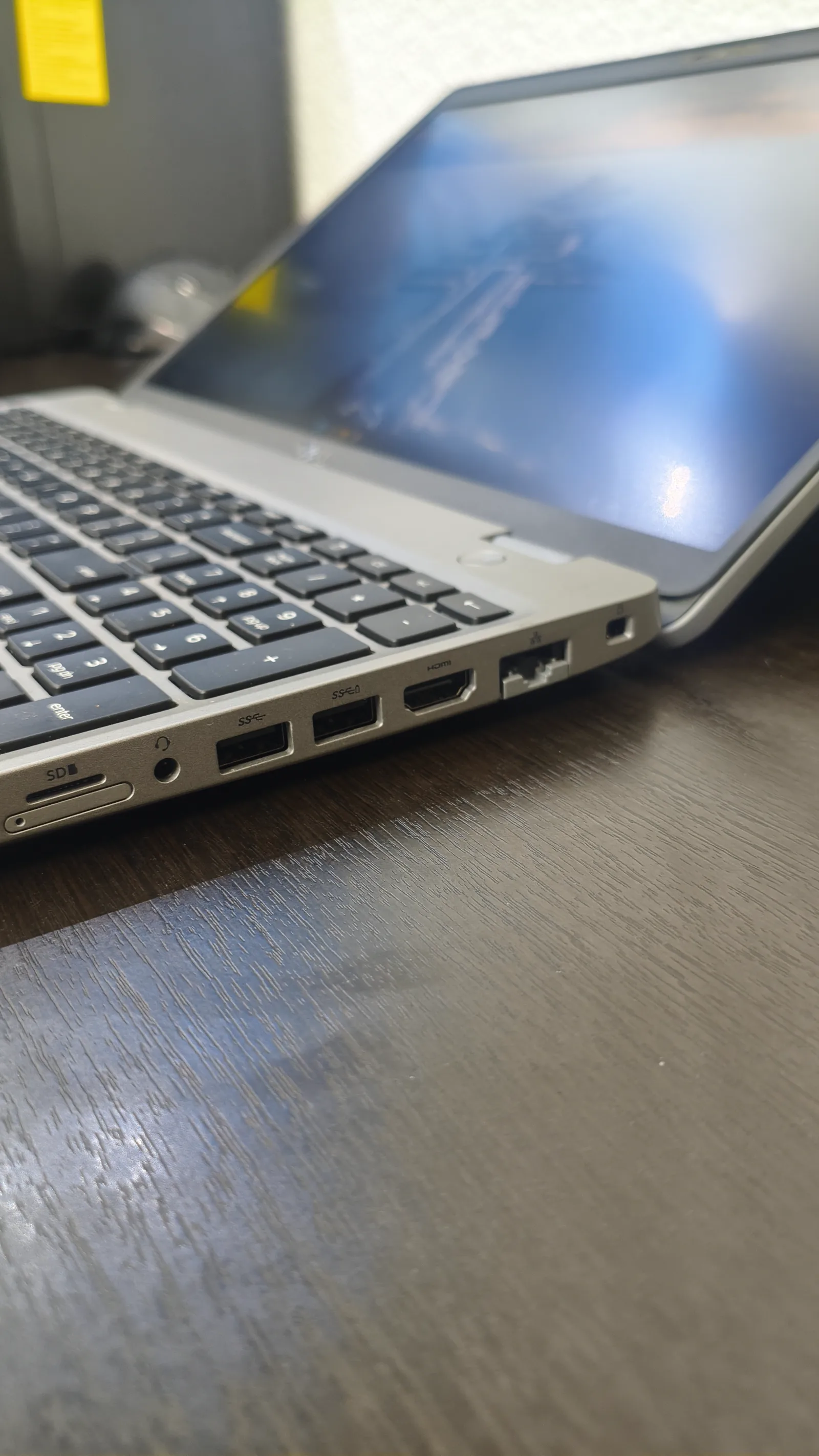 Dell Latitude 5510 — puertos lado derecho