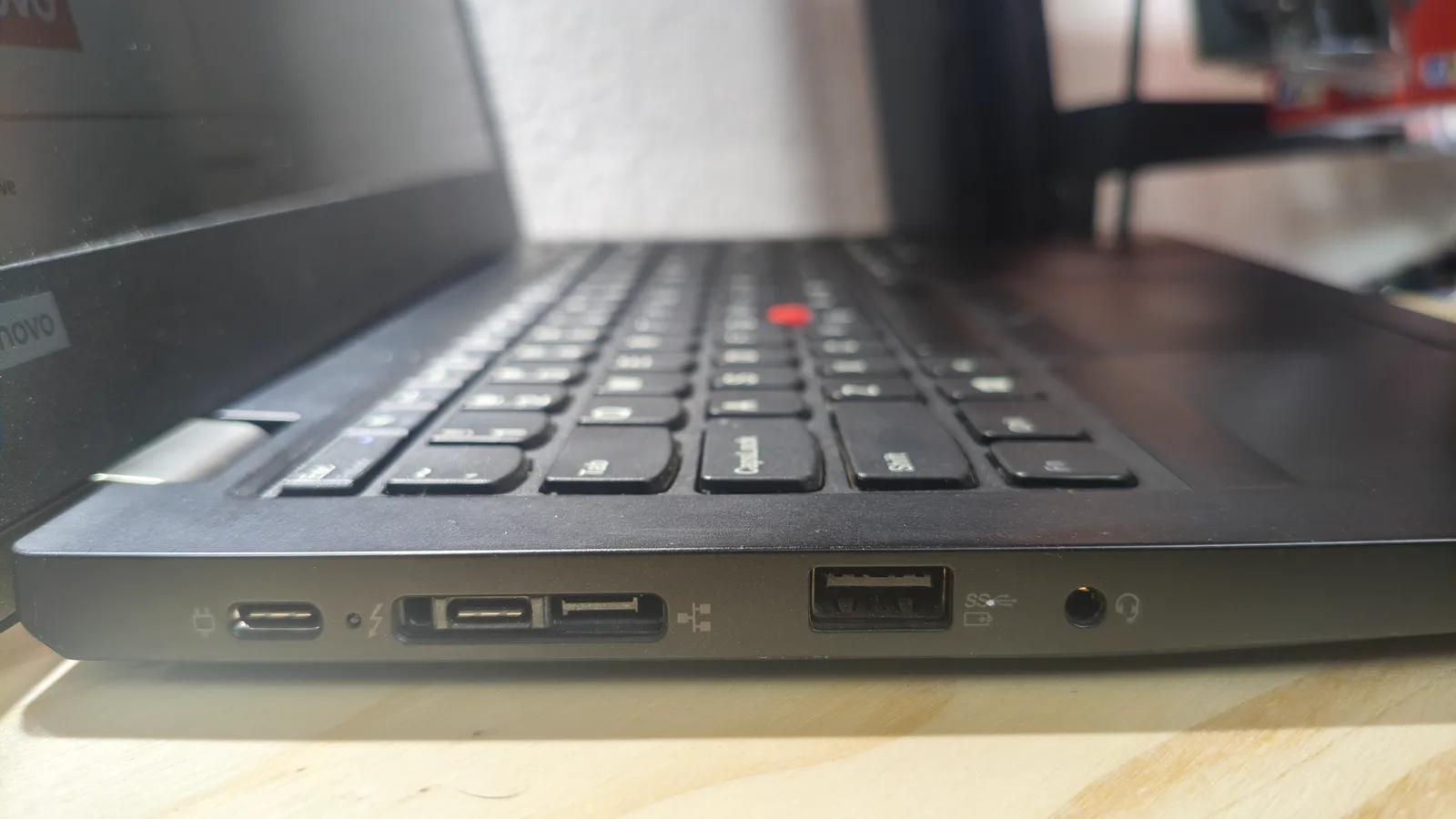 Lenovo ThinkPad L13 — puertos