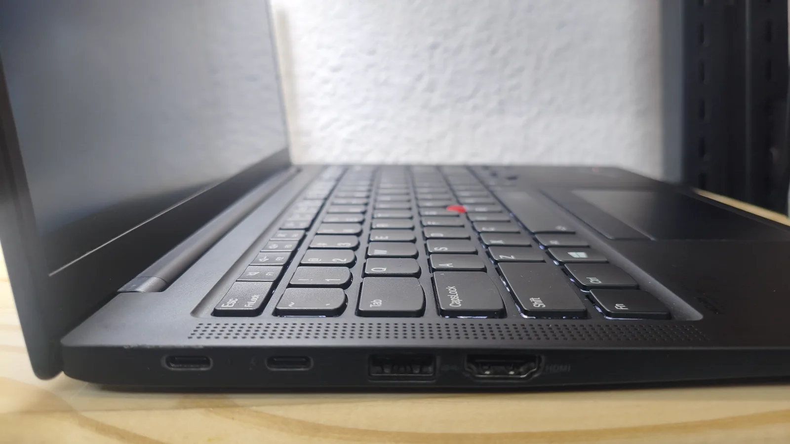 Lenovo ThinkPad X1 Carbon — puertos