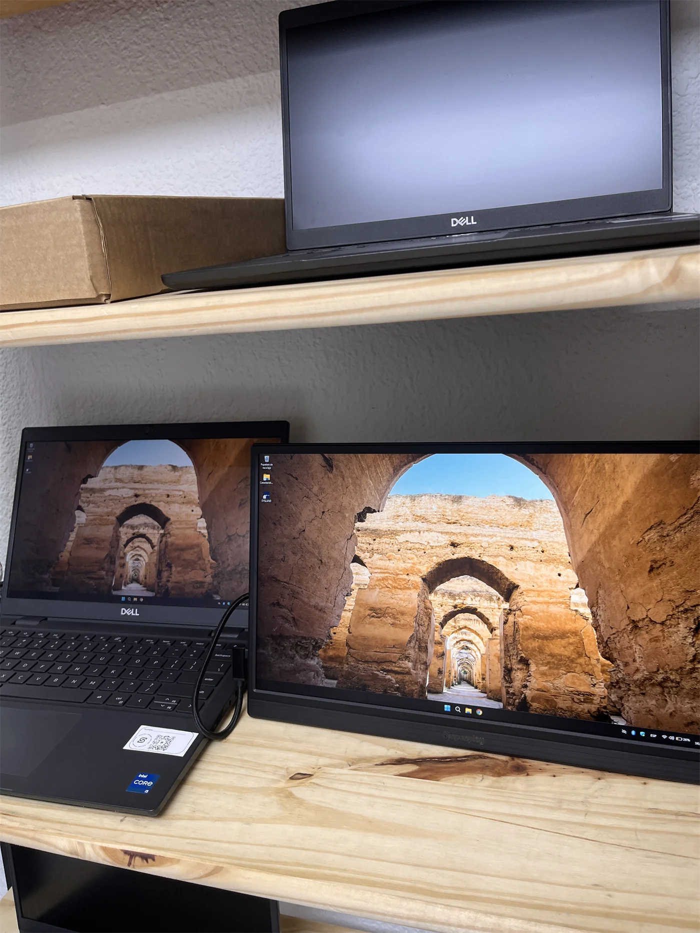 Dopesplay Monitor Portátil 15.6″ — con-laptop-2