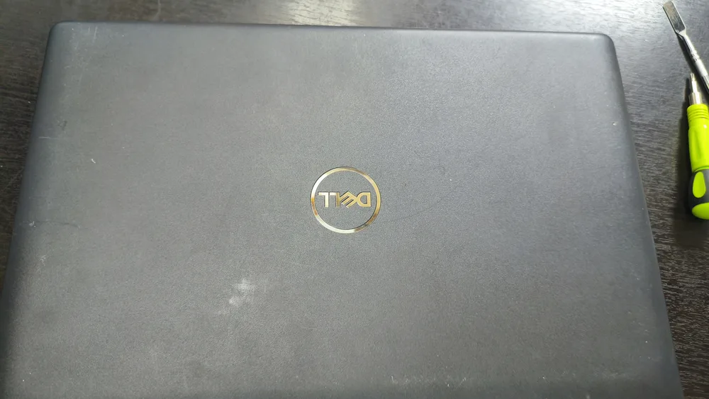 Certificado de revisión de 30 puntos de Sysland sobre una laptop seminueva