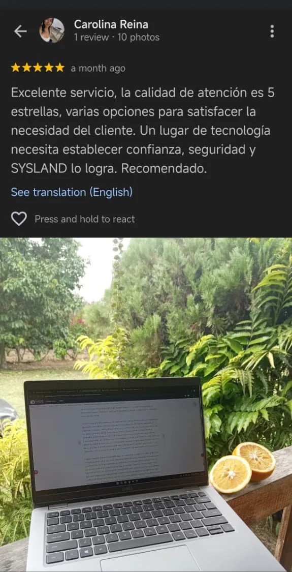 Reseña de Google de 5 estrellas con foto de la laptop: cliente destaca la confianza y seguridad de comprar en Sysland