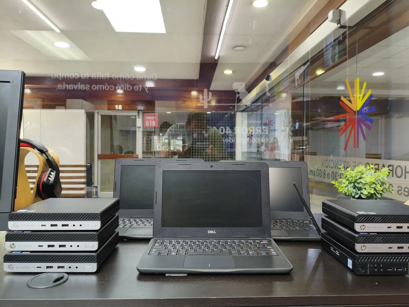 Laptop seminueva certificada Dell en el local de Sysland, Quito