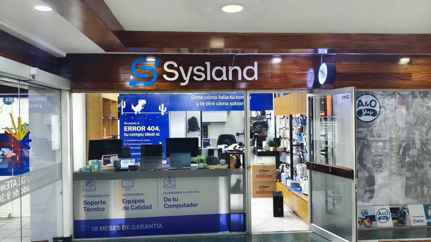 Local físico de Sysland, tienda de laptops seminuevas certificadas en CC Multicentro, Quito