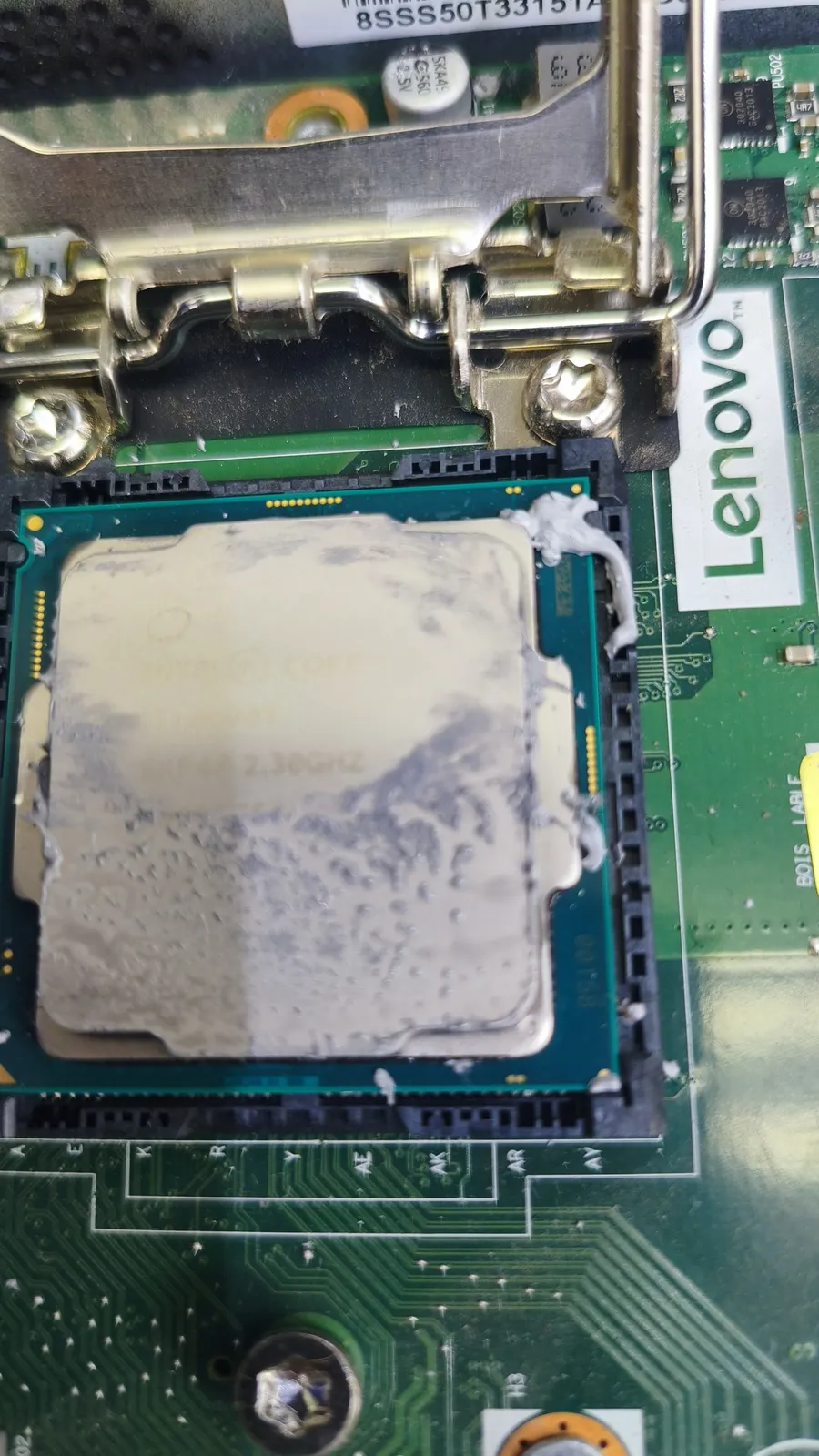 Cambio de pasta térmica en procesador durante el reacondicionamiento de una laptop seminueva
