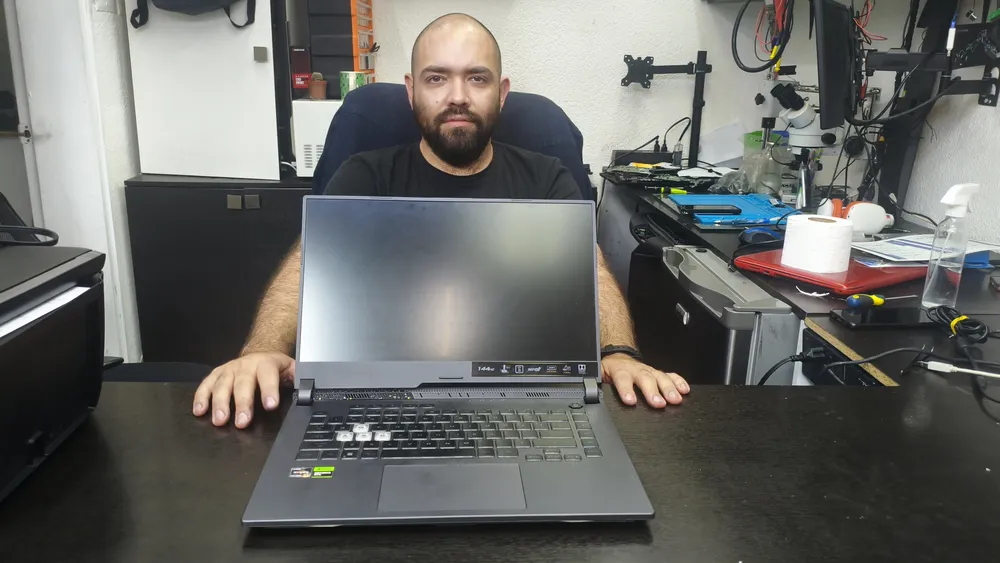 Técnico de Sysland realizando la revisión de 30 puntos a una laptop seminuevas en Quito